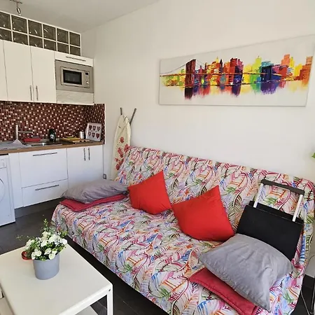 Cozy And Sunny With Everything Need, Great Location Apartment